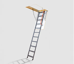 preview image for Vindstrappa LMK Komfort 280 i metall från Fakro. Gedigen trappa med vitmålad lucka och handräcke.