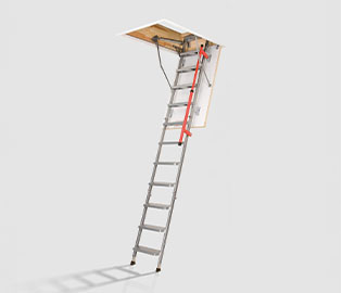 preview image for Exklusiv vindstrappa LML LUX 280 i metall från Fakro. Gedigen trappa med vitmålad lucka och handräcke.