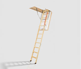 preview image for Vindstrappa LWT 305 från Fakro. 305 cm lång och med vitmålad lucka och 3 sektioner. Extremt välisolerad med u-värde 0,51. Rödmålad ledstång och skyddshättor på stegens fötter.