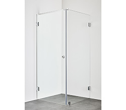 preview image for Exklusivt duschhörn med smäckra beslag och en elegant handtagslösning. Välj mellan tre färger – krom, matt svart eller borstad mässing.