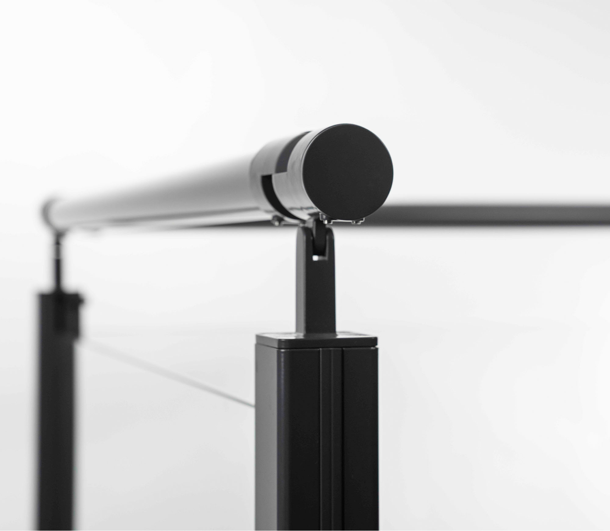 Glasräcke i lackad aluminium