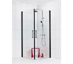 preview image for Elegant och funktionellt duschhörn i klarglas med svart matt profil. Duschhörna med 6mm säkerhetsglas och magnetstängning samt 180° svängbara dörrar. Duschhörnan har en höjd på 2025mm. Lyftgångjärn, 5mm. Klarar utvändig rördragning, upp till 35mm från vägg. Handtag och magnetlister ingår. Duschen är vändbar.