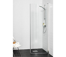 preview image for Modern och lätt välvd duschdörr med eleganta kromfärgade profiler.