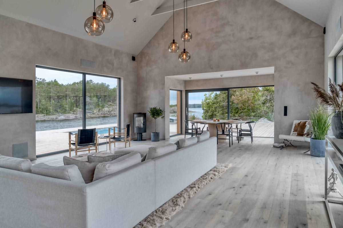 Modern villa med öppen planlösning och fönster i hel-aluminium