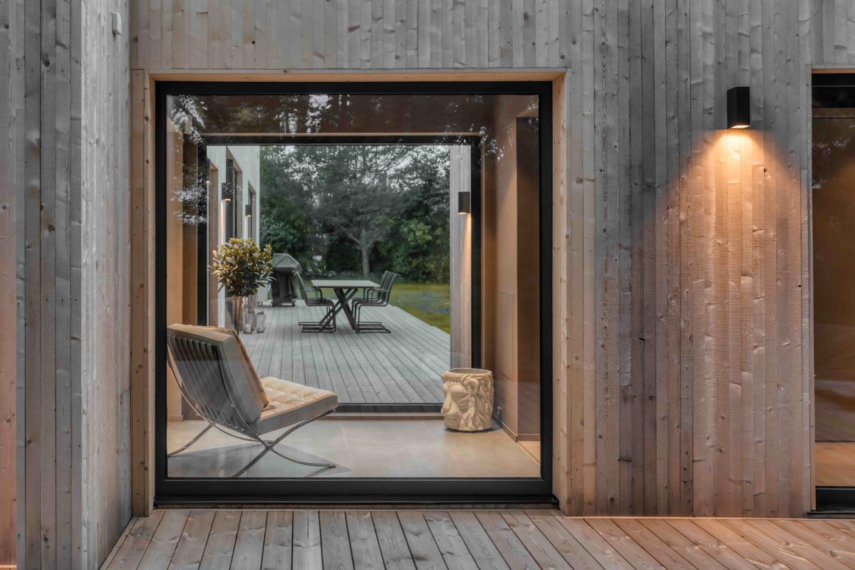 Modern villa med kreativa lösningar och fönster i hel-aluminium