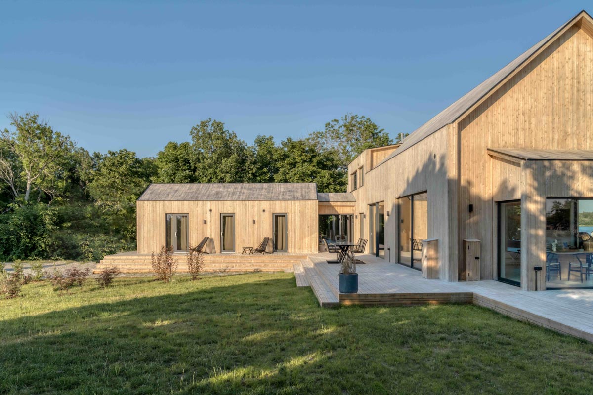 Modern villa i skärgården med fönster och dörrar i hel-aluminium 