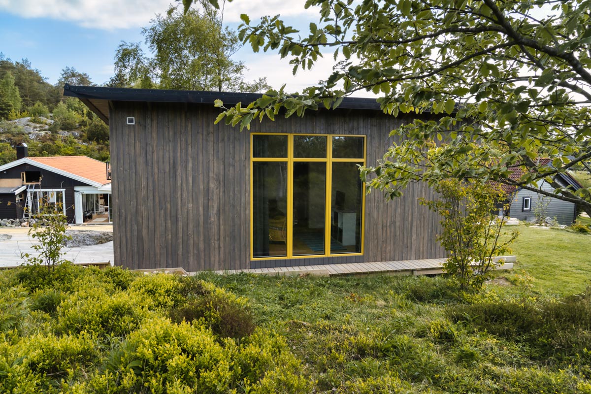 Attefallshus med färgstarka fönster i trä-aluminium