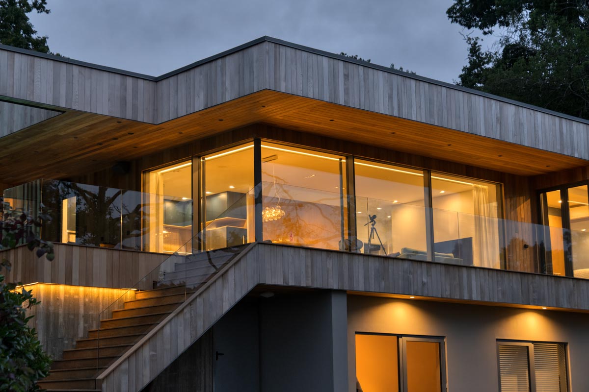 Modern villa med hel-aluminium fönster och fin kvällsbelysning 
