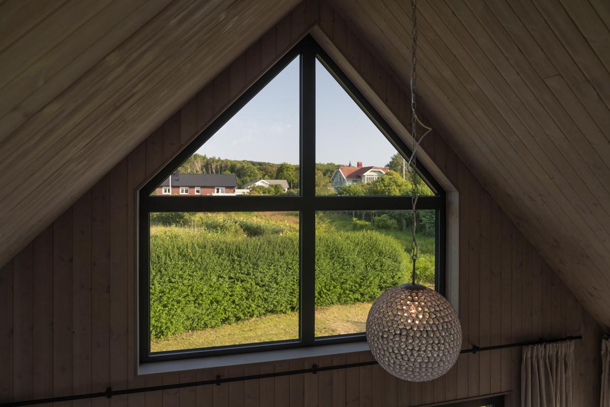 Stort fönster i hel-aluminium med en härlig utsikt över trädgården