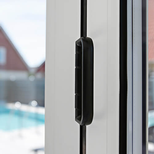 Detaljbild på draghandtag som sitter på våra vikdörrar.