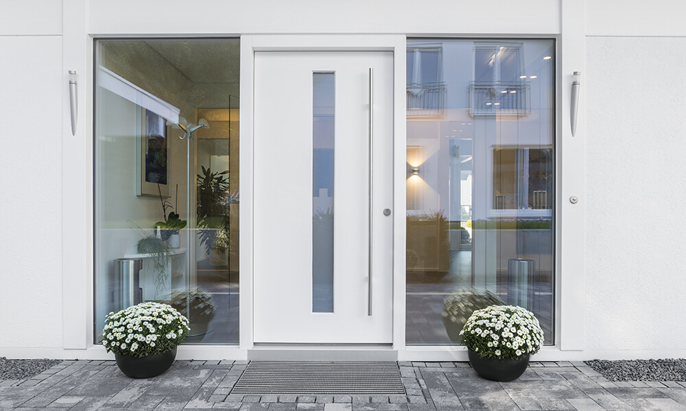 Miljöbild på vit ytterdörr i hel-aluminium