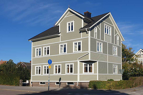 Hus med vitmålade träfönster