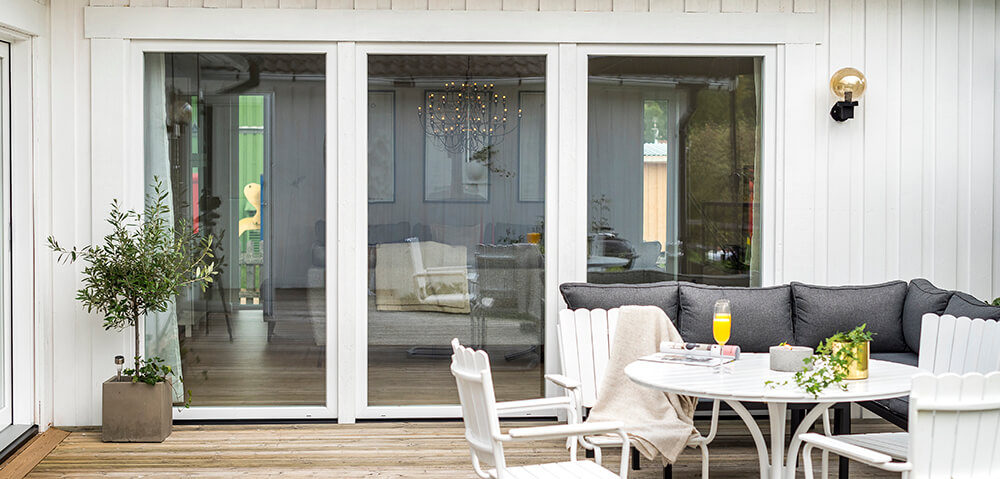 Bild av uteplats med stora vita PVC Fönster