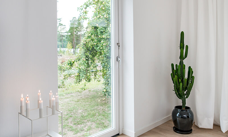 Miljöbild på en utåtgående PVC fönsterdörr.