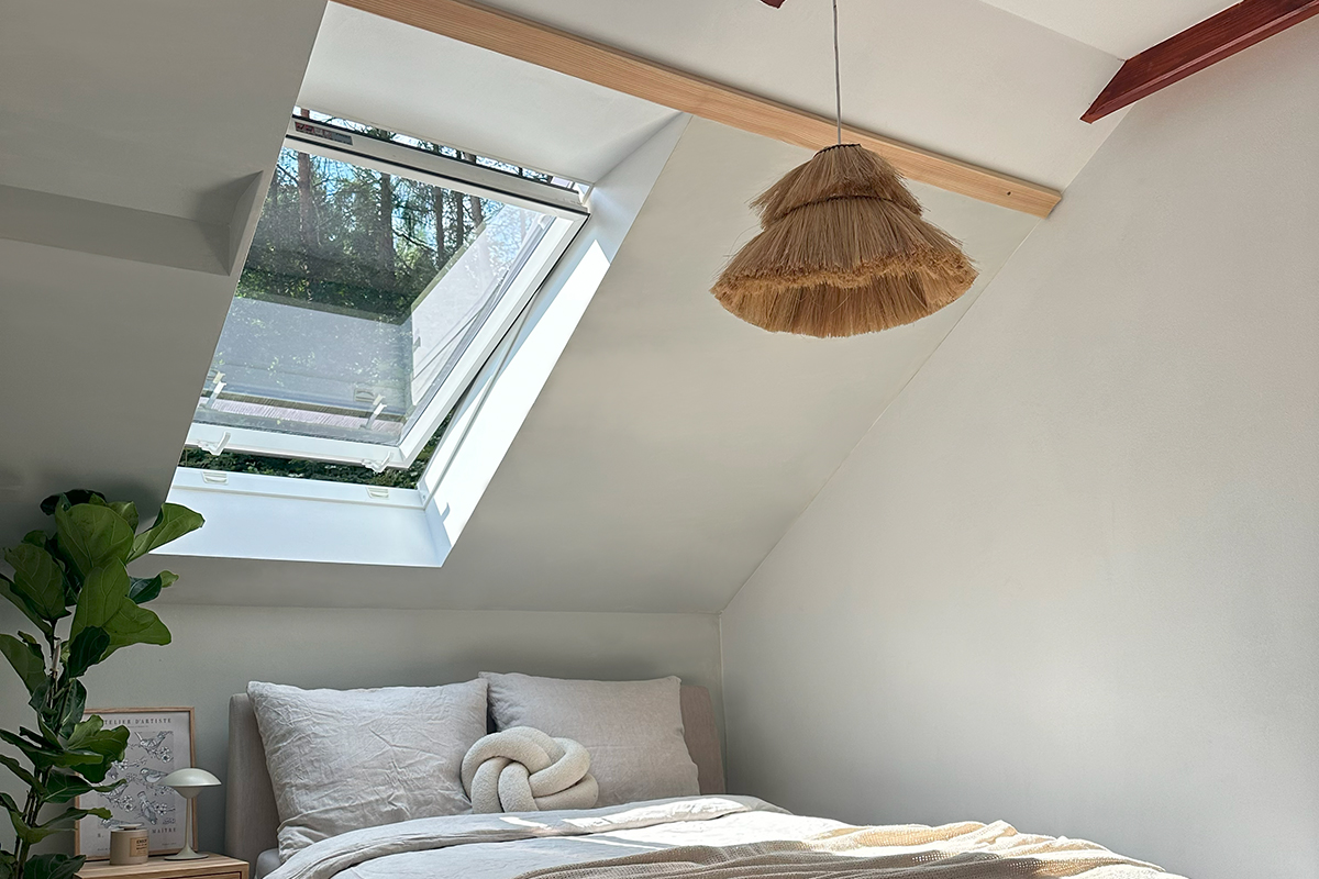 Bild från ett hem med installerade takfönster och balkongfönster.