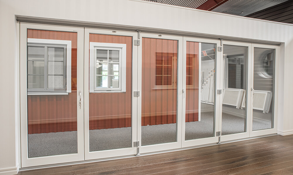 Vikdörr i trä från insidan monterad i monter i Nordens största fönsterutställning.