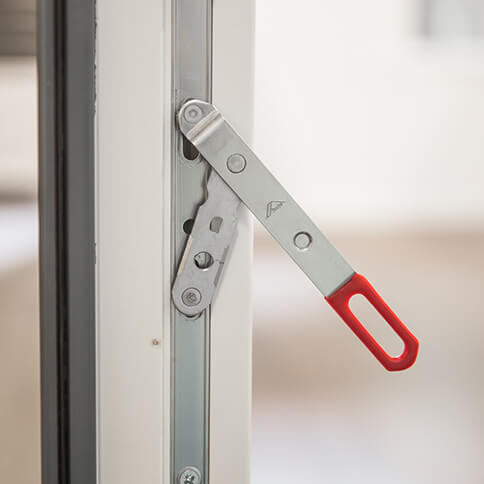 Spärr som sitter på sidan av den passiva dörren för att öppna upp den.